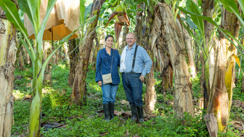 Louis Hesselholt, et une femme dans sa ferme certifiée Demeter.