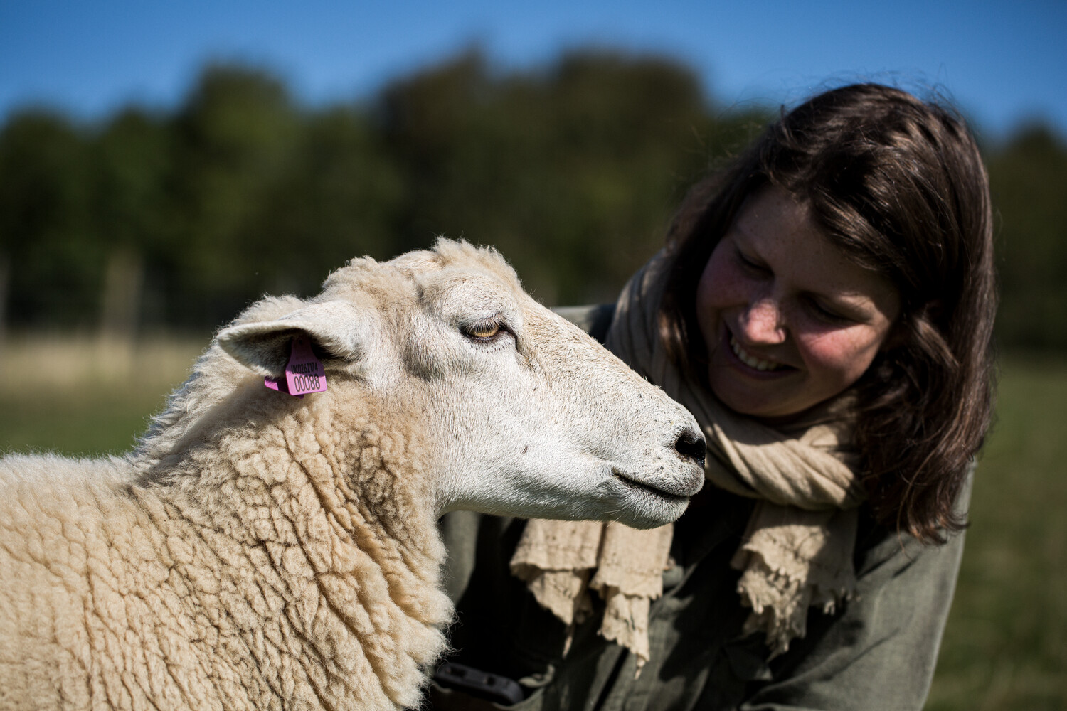 éleveuse avec mouton