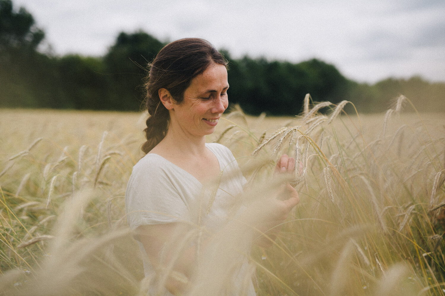 agricultrice dans champs de céréales Demeter