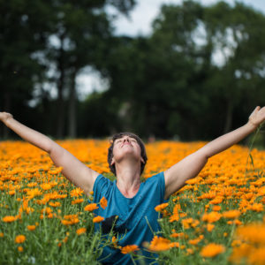 agricultrice dans champs de fleurs de calendula