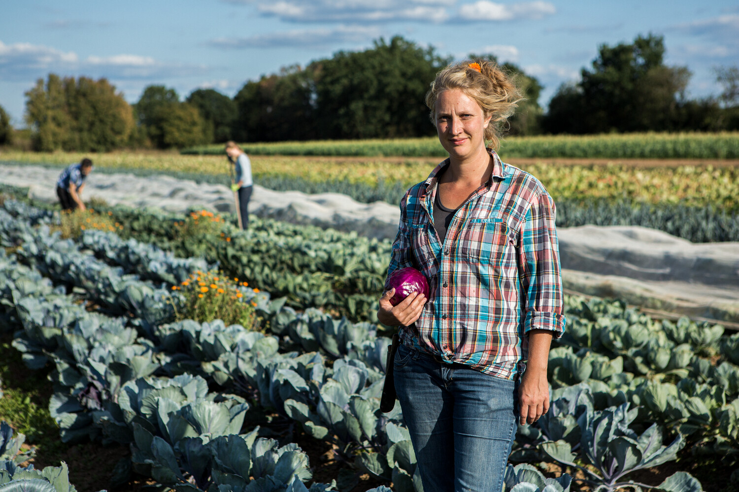 agricultrice dans champs