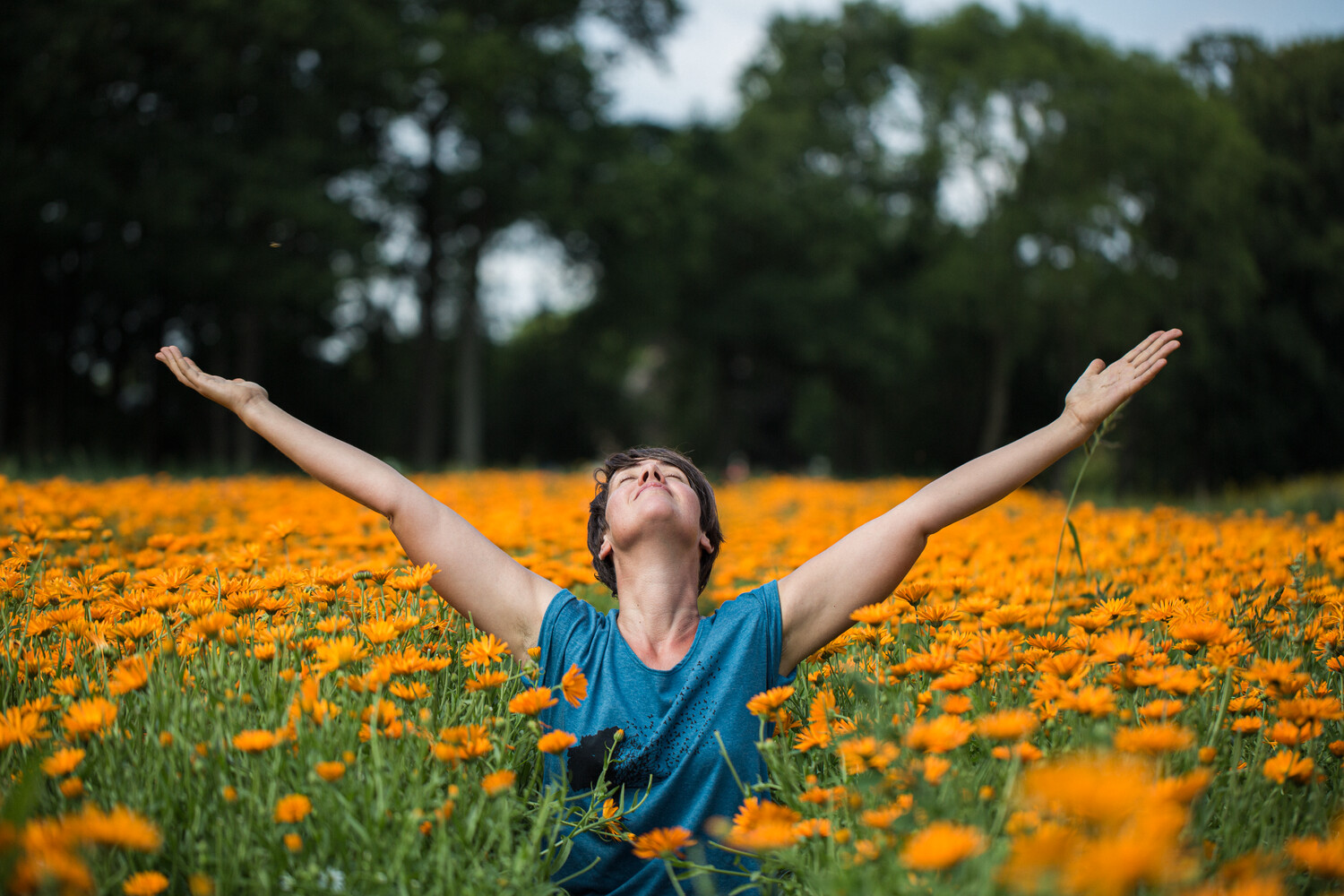 Agricultrice dans champs de fleurs