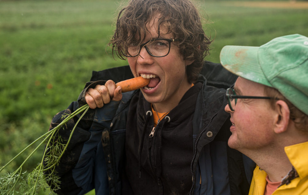 maraîchère croquant une carotte
