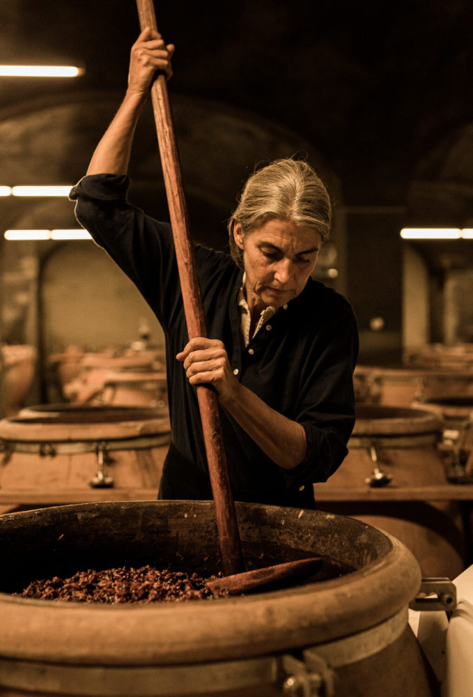 Transformation douce : vigneronne foulant du raisin dans une jarre