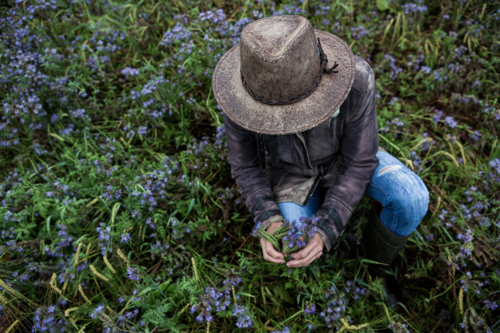 agricultrice cueillant une fleur