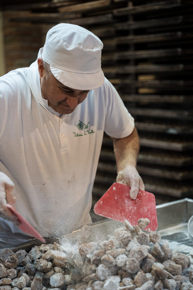 Transformation douce : artisan dans une boulangerie