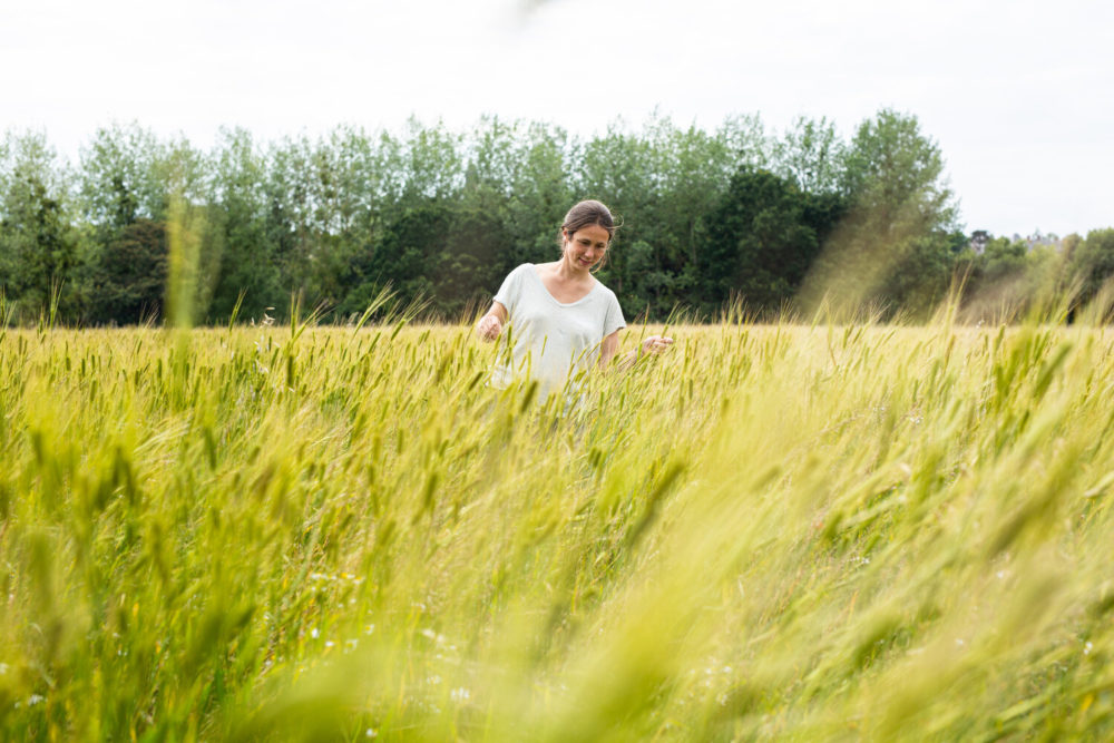 agricultrice dans champ