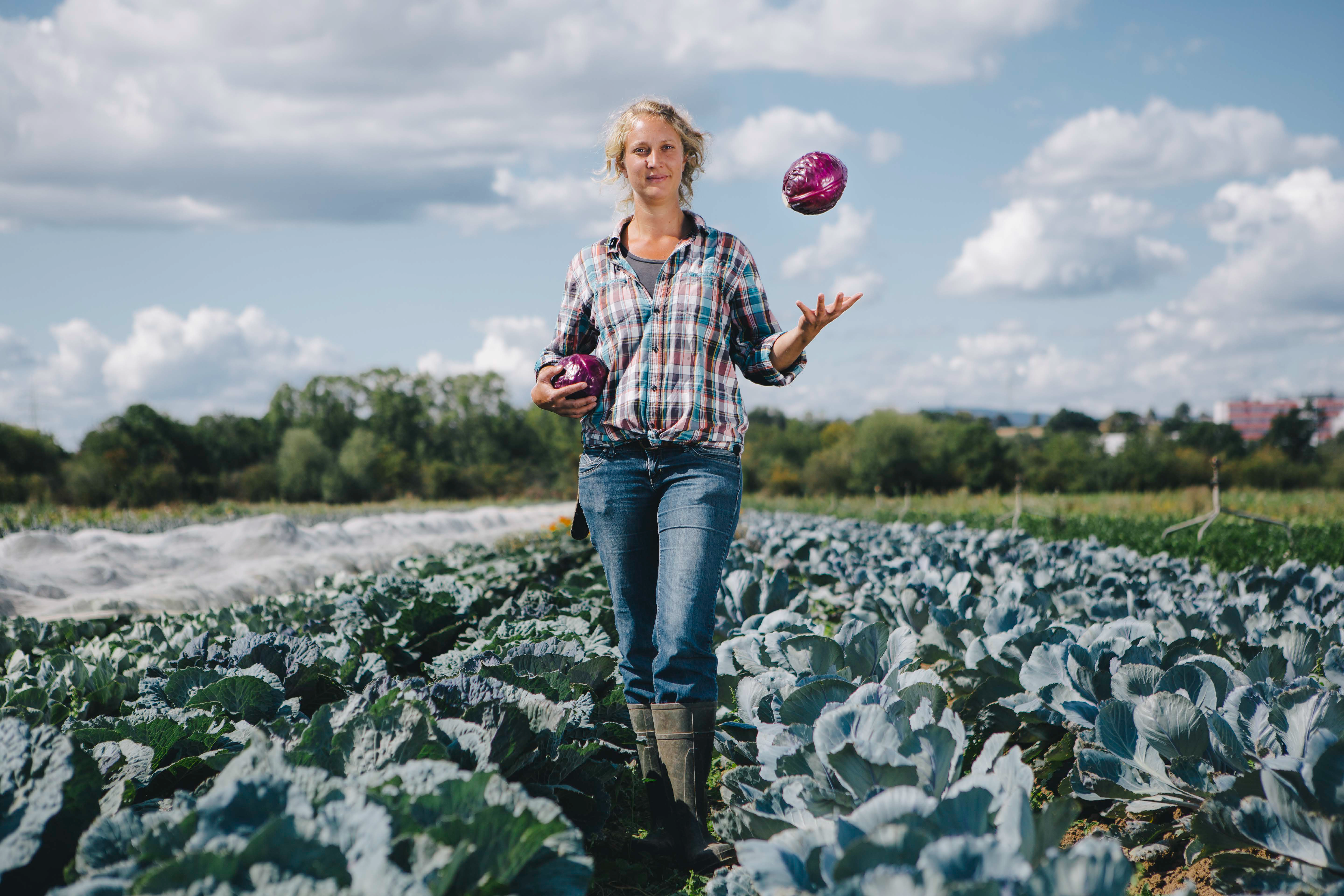 photo campagne communication You will grow présentant une maraîchère Demeter