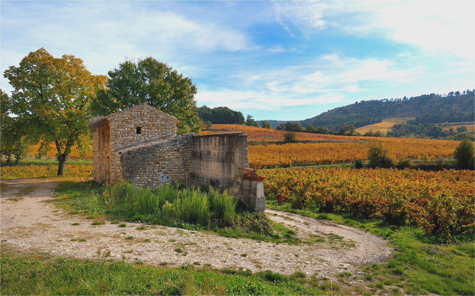 https://www.demeter.fr/wp-content/uploads/2022/03/cabanon-jardijon2-Domaine-Roche-Audran-Vincent-Rochette.jpg