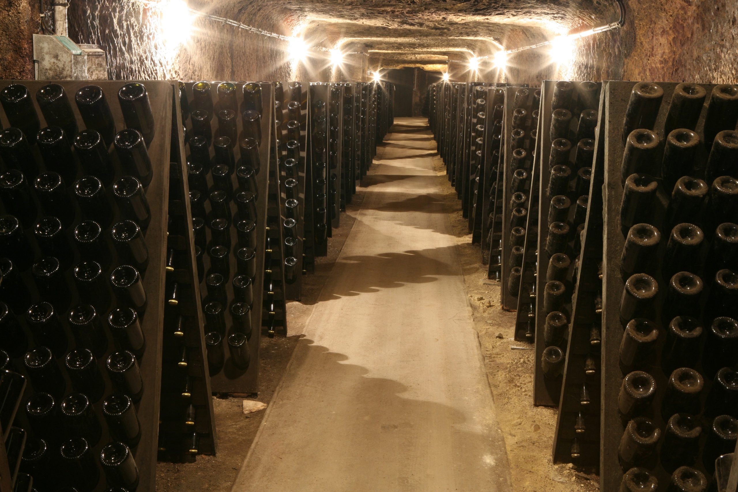 https://www.demeter.fr/wp-content/uploads/2022/04/Domaine-Huet-Pupitres-a-Petillant-Sarah-Hwang-scaled.jpg