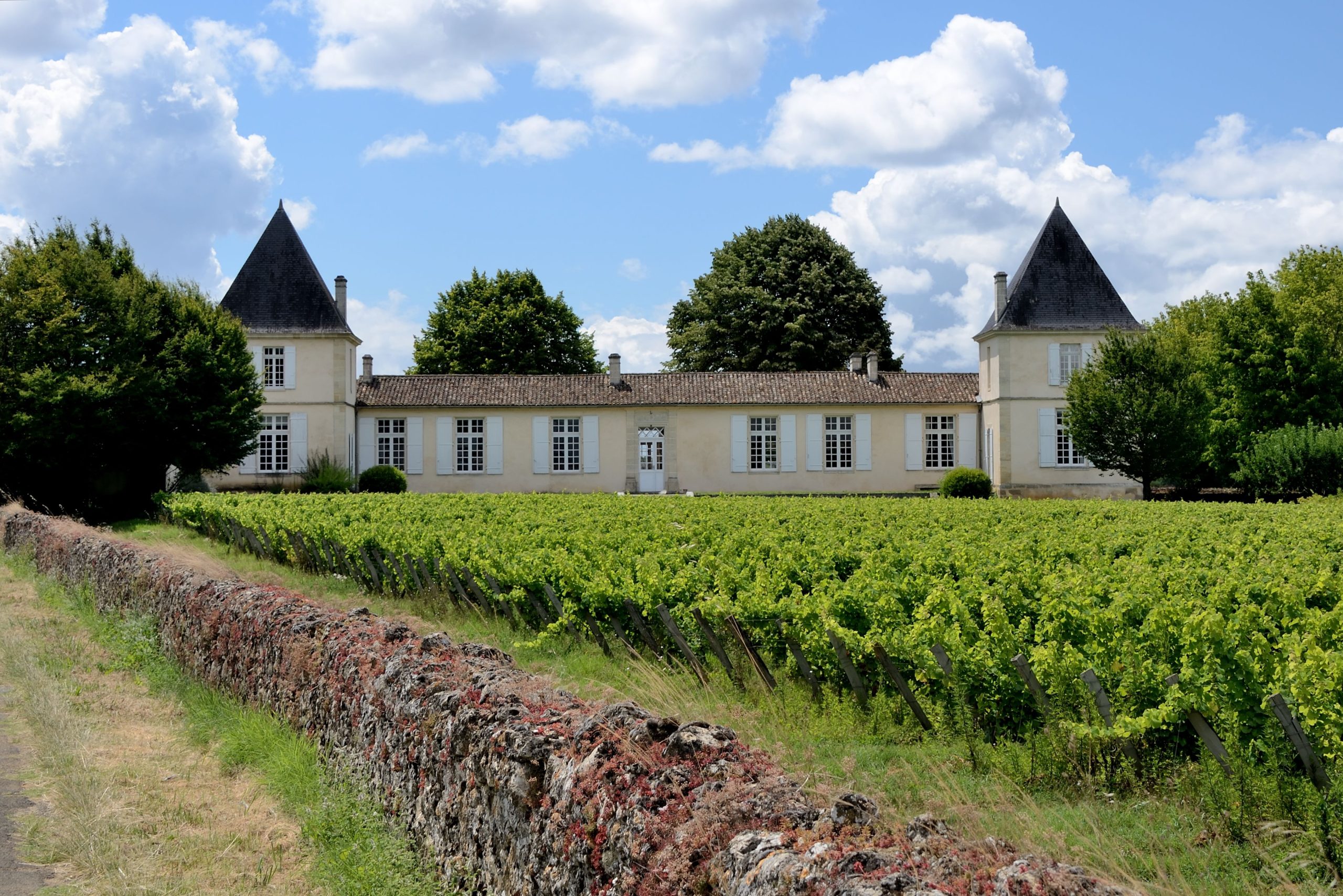 https://www.demeter.fr/wp-content/uploads/2022/04/Facade_Chateau_Climens©-F.Nivelle-Chateau-Climens-scaled.jpg