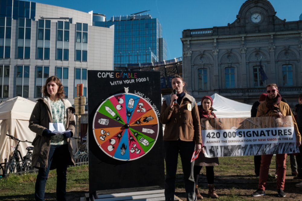 Animation de jeu de la roue devant le parlement européen à Bruxelles.